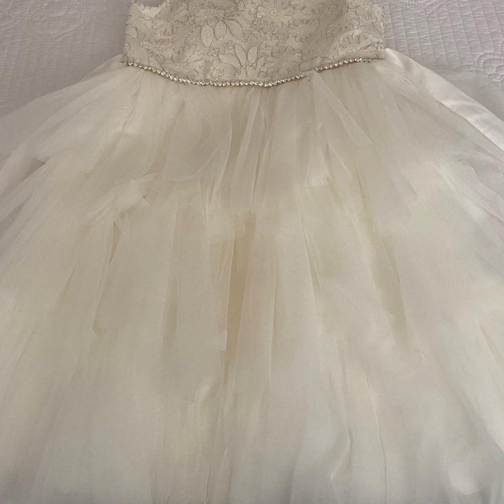 A girls dress size 8 comes with a bow you can make.